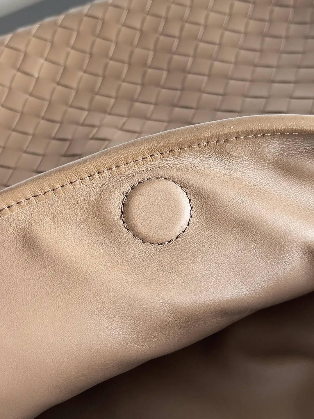 Batch 2160 Recently, I seem to be obsessed with this bag from BV~ The new Hop is really not too beautiful. The whole bag has no seams. The bag body and handles are made of one piece of leather. It embodies the style and essence of Bottega Veneta. It truly represents craftsmanship and creativity. The large size has a very loose and lazy upper body. Big bag lovers will definitely not regret buying it. Style number: 763970 Size: 53*24*13